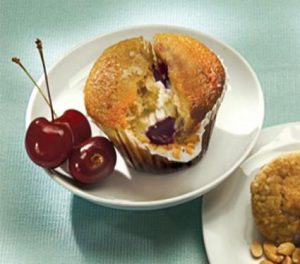 muffins-de-cereza-y-queso-crema-425x374